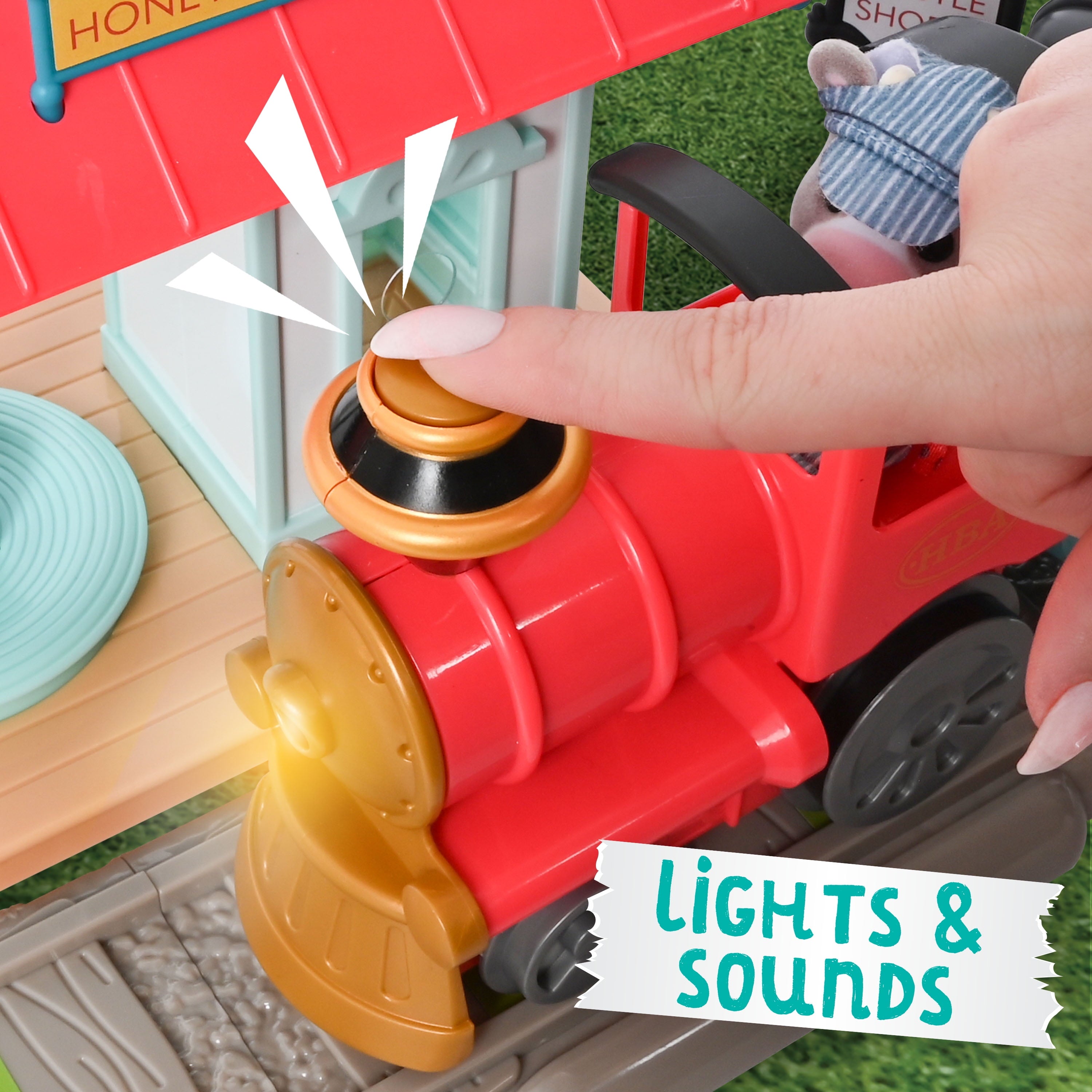 Honey Bee Acres Thistlestop Electric Train Station Set – Motorized Engine, Realistic Lights & Sounds, Poseable Cow Figure, Doll Playsets, 19 Pieces for Ages 3+